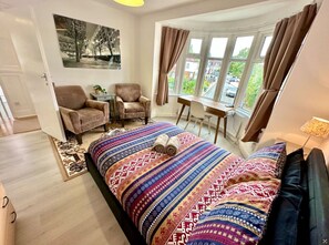 2 bedrooms, desk, iron/ironing board, WiFi - Spacious 2-bedroom flat with parking, near top event venues (Greater London)