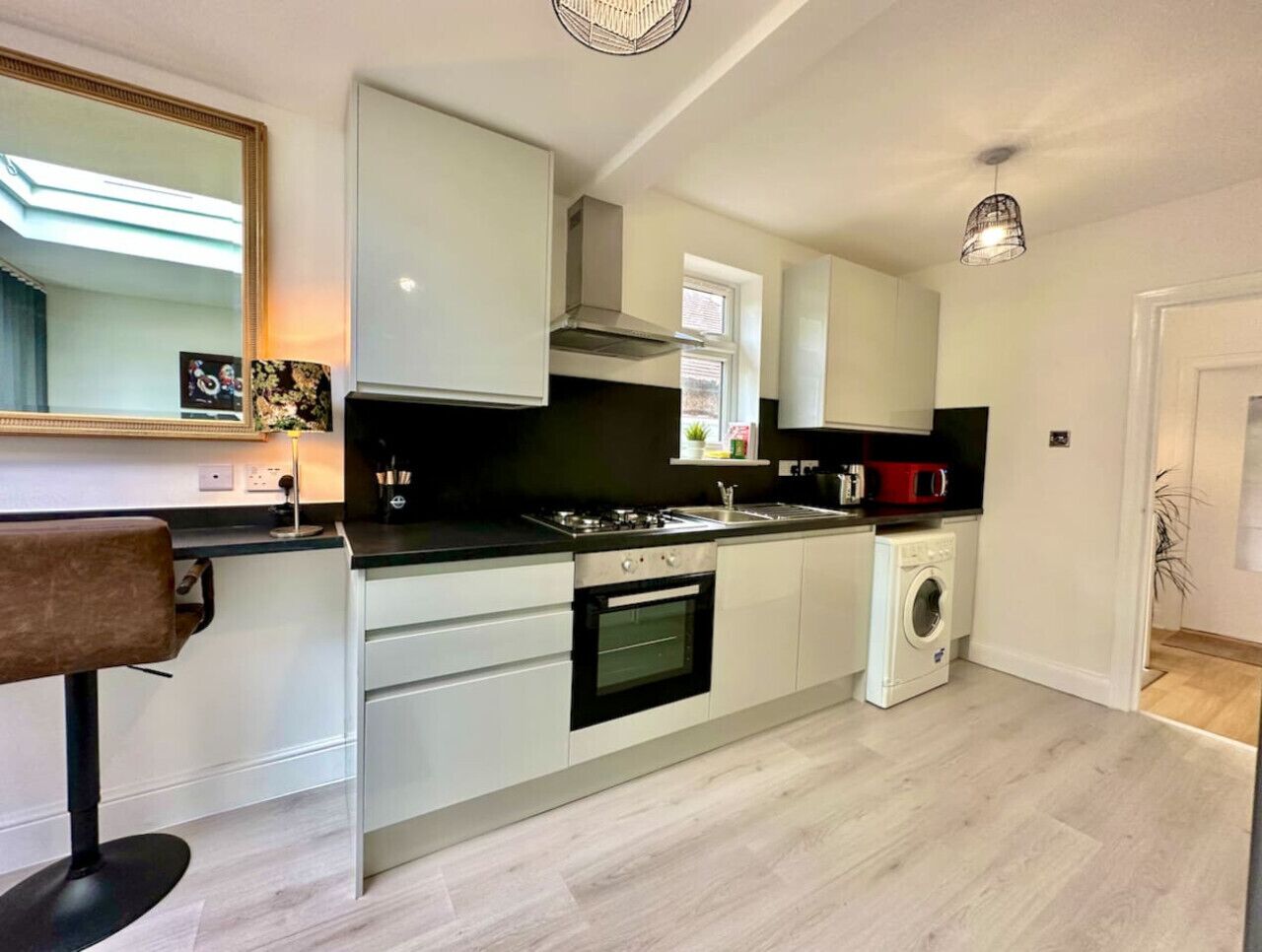 Køleskab, mikrobølgeovn, ovn, kogeplade