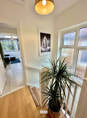 Interior - Spacious 2-bedroom flat with parking, near top event venues (Greater London)