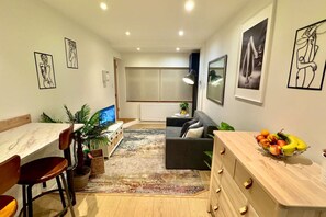 TV - Chic one-bedroom London flat with parking & great links (Greater London)