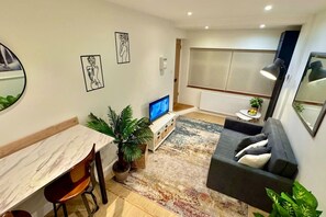 TV - Chic one-bedroom London flat with parking & great links (Greater London)