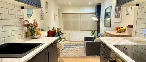 Køleskab, mikrobølgeovn, ovn, kogeplade