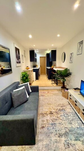 TV - Chic one-bedroom London flat with parking & great links (Greater London)