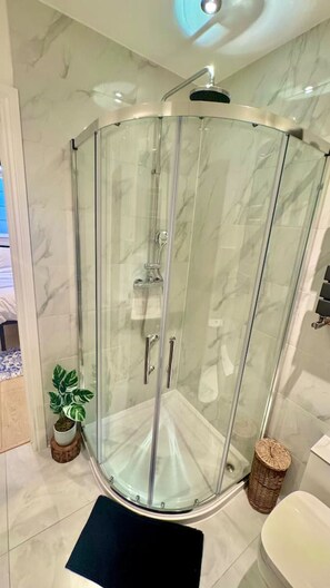 Hair dryer, towels - Chic one-bedroom London flat with parking & great links (Greater London)