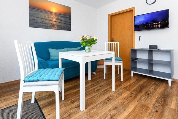 Wohnzimmer mit integriertem Küchenbereich