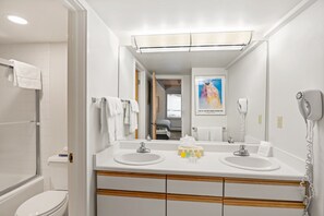 Douche, sèche-cheveux, serviettes fournies, savon