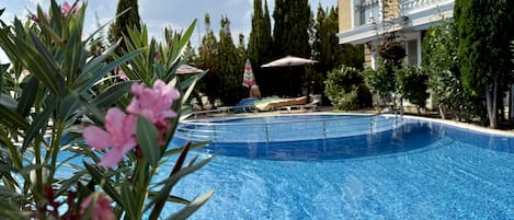 시즌별로 운영되는 야외 수영장