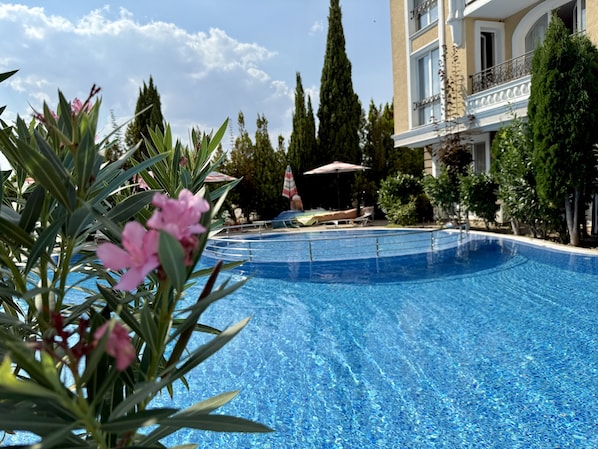 Seasonal outdoor pool - Menada Messembria Palace Apartments (Sunny Beach)