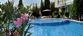 梅納達梅塞姆布里亞宮公寓  