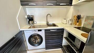 Economy-Apartment, Balkon, Poolblick | Eigene Kochnische | Wasserkocher