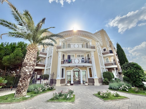 Menada Messembria Palace Apartments