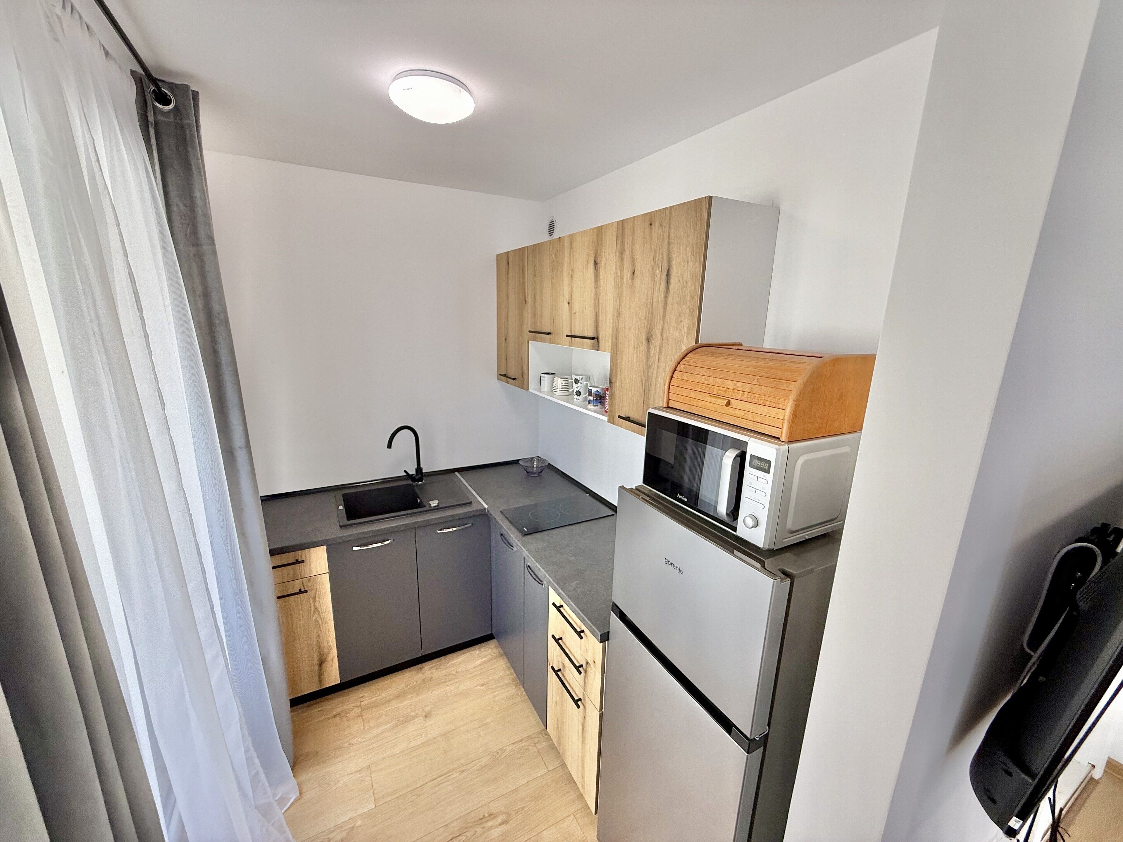 Standard Studio, Balcony, City View | Microwave