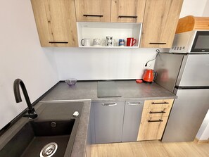 Standaard studio, balkon, uitzicht op stad | Privékeuken