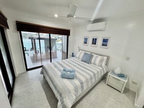4 bedrooms, iron/ironing board, WiFi, bed sheets - Private Riverfront Oasis with Swim Up Bar (Tweed Heads West)