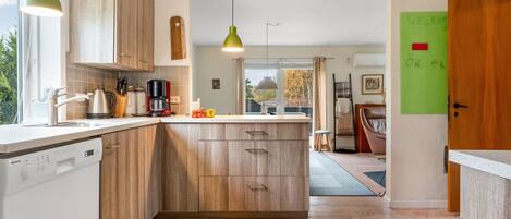 Jääkaappi, mikroaaltouuni, astianpesukone