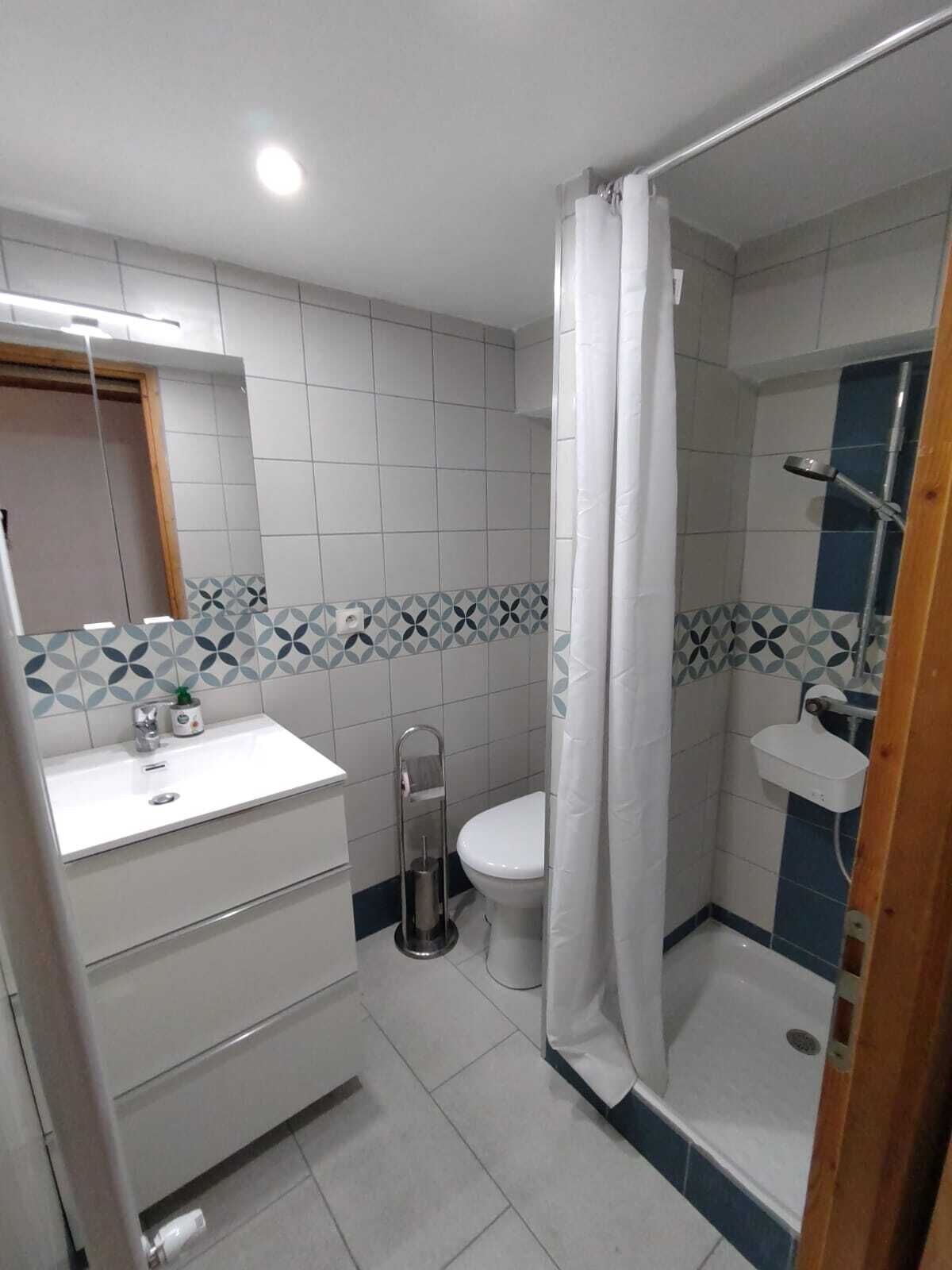 Douche, sèche-cheveux, serviettes fournies, papier toilette