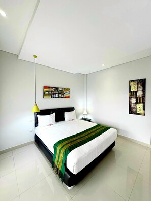 Deluxe Double Room, Ocean View | Bathroom | Shower, free toiletries, towels, soap