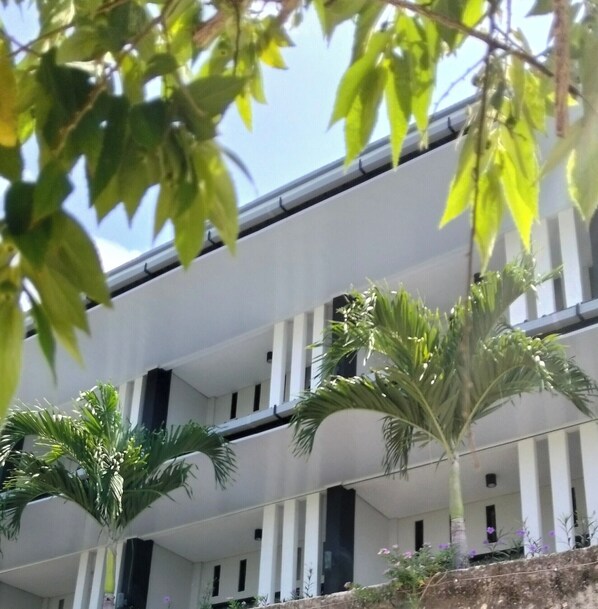 Deluxe Double Room, Ocean View | Bathroom | Shower, free toiletries, towels, soap