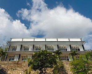 مكتب ومساحة عمل للكمبيوتر المحمول وواي فاي مجانًا