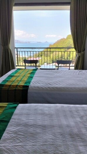 Deluxe dubbelrum - havsutsikt | Skrivbord, arbetsyta för laptop och gratis wi-fi