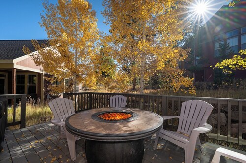 Slope Side Lodge: Cozy Ski-In Ski-Out Lodge + Private Hot Tub at GR