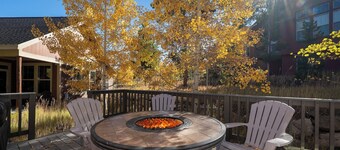 Slope Side Lodge: Cozy Ski-In Ski-Out Lodge + Private Hot Tub at GR