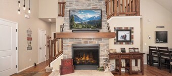 Slope Side Lodge: Cozy Ski-In Ski-Out Lodge + Private Hot Tub at GR