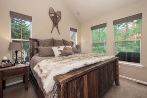 4 bedrooms, iron/ironing board, travel crib, free WiFi