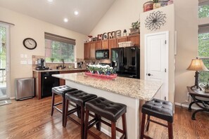 Réfrigérateur, four à micro-ondes, un four, surface de cuisson