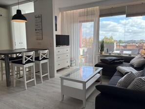 Een televisie, een tafeltennistafel en een stereo