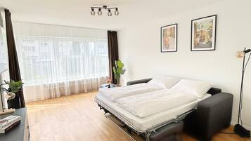 3 bedrooms, iron/ironing board, internet, bed sheets