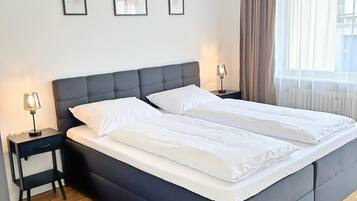 3 bedrooms, iron/ironing board, internet, bed sheets