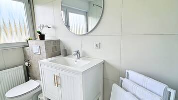Haartrockner, Handtücher, Seife, Toilettenpapier