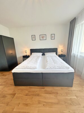 3 bedrooms, iron/ironing board, Internet, bed sheets