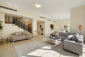 Luxury-Villa, Balkon | Wohnbereich