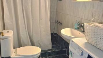 Douche, sĂšche-cheveux, serviettes fournies, savon