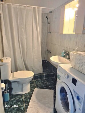 Een douche, een haardroger, handdoeken, zeep