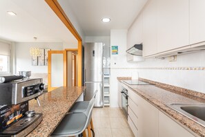 Frigorífico, microondas, horno y placa de cocina