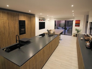 Microwave, oven, stovetop, dishwasher - Luxury Villa Alvoris - Relax, Comfort, Golf & Beach (Portimão)