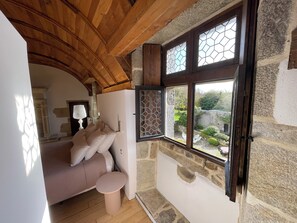 Habitación Deluxe doble, vistas al parque | Sistema de insonorización, tabla de planchar con plancha, wifi gratis