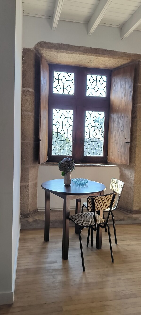 تجهيزات عازلة للصوت ومكواة/لوح كي وواي فاي مجانًا