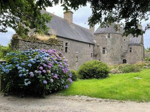 Vista frontal de la propiedad