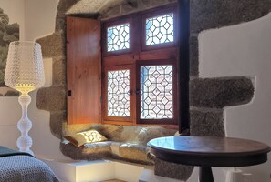 تجهيزات عازلة للصوت ومكواة/لوح كي وواي فاي مجانًا