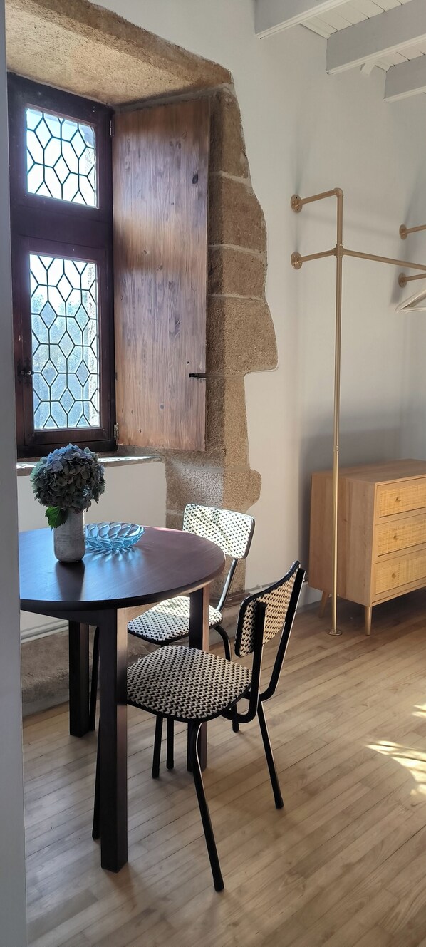 غرفة ديلوكس مزدوجة - منظر للحديقة | تجهيزات عازلة للصوت ومكواة/لوح كي وواي فاي مجانًا