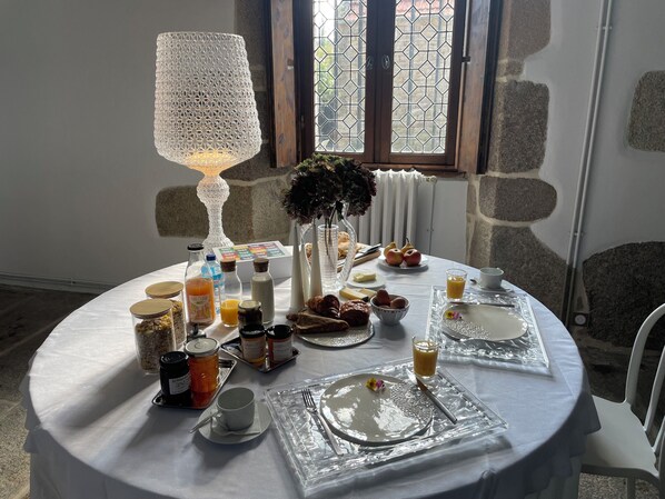 Se ofrece un desayuno bufé (18 EUR por persona)