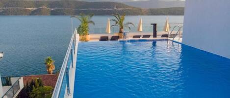 Hồ bơi ngoài trời phục vụ theo mùa