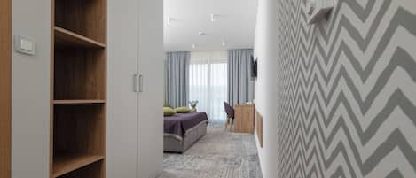 Camera Deluxe con letto matrimoniale o 2 letti singoli, balcone, vista mare | Una cassaforte in camera, una scrivania, postazione laptop