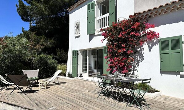 Outdoor dining - Villa on Costebelle Hill Near Almanarre Bay (Hyères)