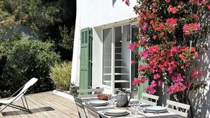 Outdoor dining - Villa on Costebelle Hill Near Almanarre Bay (Hyères)