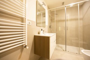 Een douche, een bidet, toiletpapier